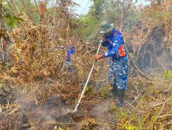 Asap Masih Mengepul, Satgas Lanud Sjamsudin Noor Intensifkan Pendinginan Lahan Gambut