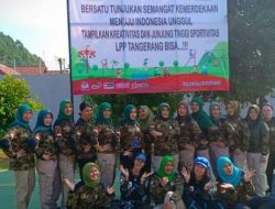 Lembaga Pemasyarakatan Perempuan (LPP) Kelas IIA Tangerang melaksanakan kegiatan pembukaan Pekan Olahraga dan Seni (PORSENI) dengan temaÂ  “Bersatu Tunjukan Semangat Kemerdekaan Menuju Indonesia Unggul”Â  dalam memperingati Hari Ulang Tahun Kemerdekaan Republik Indonesia tahun 2026 yang ke 81 bertempat di lapangan LPP Tangerang .Perempuan Tangerang Menuju Indonesia Unggul[/caption] Pelaksananaan kegiatan pertandingan olahraga dan seni merupakan salah satu bentuk implementasi pembinaan kepribadian bagi WBP yang bersifat rekresional, kegiatan ini diselenggarakan dengan maksud dan tujuan untuk menambah gairah dan rasa nasioanalisme, kekompakan dan kebersamaan melalui kecintaan terhadap olahraga,Lembaga Pemasyarakatan Perempuan (LPP) Kelas IIA Tangerang melaksanakan kegiatan pembukaan Pekan Olahraga dan Seni (PORSENI) dengan temaÂ  “Bersatu Tunjukan Semangat Kemerdekaan Menuju Indonesia Unggul”Â  dalam memperingati Hari Ulang Tahun Kemerdekaan Republik Indonesia tahun 2026Lapas Perempuan Tangerang Menuju Indonesia Unggul[/caption] Pelaksananaan kegiatan pertandingan olahraga dan seni merupakan salah satu bentuk implementasi pembinaan kepribadian bagi WBP yang bersifat rekresional, kegiatan ini diselenggarakan dengan maksud dan tujuan untuk menambah gairah dan rasa nasioanalisme, kekompakan dan kebersamaan melalui kecintaan terhadap olahraga, dan juga sebagai ajang untuk mengembangkan bakat dan minat WBP. [caption id="attachment_81946" align="alignleft" width="300"] yang ke 81 bertempat di lapangan LPP Tangerang, Jumat (19/7). [caption id="attachment_81945" align="alignright" width="225"]Lapas Perempuan Tangerang Menuju Indonesia Unggul[/caption] Herlin Candrawati selaku Kalapas dan Pembina upacara menyampaikan sebagaimana kita ketahui bahwa menjelang Perayaan Hari Kemerdekaan Republik ini, kita selalu mengadakan kegiatan yang bertujuan selain untuk menyehatkan tubuh, juga untuk menumbuhkan kreativitas dan semangat juang serta sikap sportifitas. Jiwa Kreatif, Semangat Juang dan Sportifitas yang ada selama kegiatan berlangsung semestinya menjadi gaya hidup kita sehari-hari. Diharapkan dengan Sportifitas dapat tumbuh menjadi pribadi yang tangguh, mampu mengenali kelebihan dan kekuranganÂ  diri, menyesuaikan diri dengan orang lain, menghargai kesuksesan orang lain dan dapat memahami arti perjuangan. “Selamat berlomba, Bersatu Tunjukkan Semangat kemerdekaan Menuju Indonesia Unggul. Tampilkan Kreatifitas dan Junjung Tinggi Sportifitas,” pungkas Herlin. [caption id="attachment_81947" align="alignright" width="300"]Lapas Perempuan Tangerang Menuju Indonesia Unggul[/caption] Porseni di Lapas Perempuan Tangerang akan menyelenggarakan berbagai macam pertandingan, diantaranya : Lomba voli, estafet puzzle, estafet memindahkan air, Minum di dalam botol, Tiup bola di atas air, bola corong, bola terong, karoke, make up. Janji wasitÂ  dan atlit dibacakan sebagai ikrar untuk mengedepankan sportifitas dilanjutkan dengan pelepasan balon ke udara oleh Kalapas sebagai simbol pembukaan acara, selanjutnya kegiatan disambung dengan senam aerobik bersama pegawai dan WBP LPP.