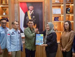 Bupati Solok Serahkan Dokumen R3P Bencana Banjir Bandang Arosuka kepada BNPB