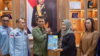 Bupati Solok Serahkan Dokumen R3P Bencana Banjir Bandang Arosuka kepada BNPB