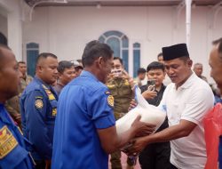 Bupati Solok Serahkan Reward kepada 187 Petugas Satpol PP dan Damkar atas Dedikasi dalam Pembersihan Pascabencana Banjir Bandang Arosuka