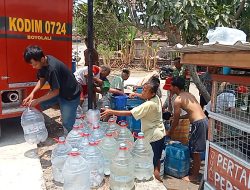 Babinsa Batuwarno dan KRI Salurkan 3.000 Liter Air Bersih untuk 25 KK di Ronggojati