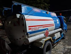 Kepolisian Daerah Kalimantan Barat (Polda Kalbar) bersama jajaran Polres mengungkap 12 kasus tindak pidana penyalahgunaan minyak dan gas bumi (migas) serta bahan bakar minyak (BBM) ilegal sepanjang 1–20 Oktober 2026. Dalam pengungkapan tersebut, polisi mengamankan 11 orang tersangka.Pengungkapan kasus itu disampaikan Direktorat Reserse Kriminal Khusus (Ditreskrimsus) Polda Kalbar dalam konferensi pers, Selasa 20 Oktober 2026.Dari total 12 kasus yang ditangani, dua kasus di antaranya ditangani langsung oleh Ditreskrimsus Polda Kalbar.  Dari 11 tersangka yang diamankan, dua orang telah ditahan di Rumah Tahanan (Rutan) Mapolda Kalbar untuk menjalani proses hukum lebih lanjut. Sementara itu, tersangka lainnya masih menjalani pemeriksaan intensif.Direktur Reserse Kriminal Khusus Polda Kalbar, Kombes Pol. Burhanuddin, S.IK, SH, MH, menjelaskan bahwa para tersangka menjalankan aksinya dengan membeli BBM bersubsidi secara berulang kali di stasiun pengisian bahan bakar umum (SPBU) menggunakan kendaraan yang tangkinya telah dimodifikasi.BBM yang diperoleh melalui praktik tersebut kemudian ditimbun dan dijual kembali ke pasaran atau pihak industri dengan harga jauh di atas harga eceran tertinggi (HET) untuk mendapatkan keuntungan pribadi.Dalam pengungkapan kasus ini, penyidik menyita barang bukti berupa 8.114 liter Pertalite, 20 liter solar, serta 50 tabung gas LPG ukuran 3 kilogram.Di kesempatan yang sama, Kepala Bidang Hubungan Masyarakat Polda Kalbar, Kombes Pol. Bambang Suharyono, S.IK, MH, mengimbau masyarakat agar tidak terlibat ataupun mendukung praktik penyalahgunaan migas.Menurut Bambang, penyalahgunaan migas tidak hanya merugikan negara secara ekonomi, tetapi juga dapat memicu kelangkaan yang berdampak langsung terhadap kehidupan sosial dan perekonomian masyarakat.Atas perbuatannya, para tersangka dijerat Pasal 55 Undang-Undang Nomor 22 Tahun 2001 tentang Minyak dan Gas Bumi, sebagaimana telah diubah melalui Pasal 40 angka 9 Undang-Undang Nomor 6 Tahun 2023 tentang Penetapan Peraturan Pemerintah Pengganti Undang-Undang Nomor 2 Tahun 2022 tentang Cipta Kerja Menjadi Undang-Undang.Pasal tersebut mengatur ancaman pidana penjara paling lama enam tahun dan denda paling banyak Rp60 miliarDugaan penyalahgunaan distribusi bahan bakar minyak (BBM) bersubsidi di salah satu SPBU Pertamina di Kota Duri, Kecamatan Mandau, Kabupaten Bengkalis, menjadi sorotan. Praktik pembelian Biosolar secara berulang oleh sejumlah kendaraan yang diduga sebagai pelangsir memunculkan pertanyaan serius tentang pengawasan distribusi BBM bersubsidi di lapangan.  Bahkan, sebuah mobil Toyota Fortuner disebut-sebut ikut mengisi Biosolar di SPBU bernomor 142876XX tersebut. Namun, dugaan itu masih perlu dibuktikan melalui pemeriksaan transaksi, rekaman kamera pengawas (CCTV), serta data penyaluran BBM oleh pihak berwenang.  Menanggapi persoalan tersebut, Ketua Komisi III DPRD Provinsi Riau, H Edi Basri SH MSi, telah meminta Kapolda Riau Irjen Arman Achdiat memberikan perhatian serius terhadap dugaan penyalahgunaan BBM bersubsidi tersebut.Menurut Edi Basri, distribusi BBM bersubsidi harus diawasi secara ketat agar benar-benar diterima masyarakat dan sektor usaha yang berhak. Jangan sampai subsidi yang dibiayai negara justru dimanfaatkan oleh pihak tertentu untuk mencari keuntungan melalui praktik yang melanggar ketentuan.  “Persoalan bahan bakar minyak juga memerlukan pengawasan yang kuat, terutama terhadap dugaan penyalahgunaan distribusi BBM bersubsidi, penimbunan, pengangkutan ilegal, dan praktik penjualan yang tidak sesuai ketentuan,” tegasnya, Selasa (20/10/2026).Ia menekankan, BBM bersubsidi merupakan instrumen negara untuk membantu masyarakat yang membutuhkan. Karena itu, pengawasan tidak boleh berhenti pada pemeriksaan administrasi, tetapi harus mampu memastikan penyaluran di lapangan berjalan sesuai aturan.  “BBM bersubsidi merupakan instrumen negara untuk membantu masyarakat yang berhak. Karena itu, distribusinya harus diawasi agar tepat sasaran dan tidak disalahgunakan untuk kepentingan kelompok tertentu,” ujarnya. Minta Dugaan Pelangsiran Diusut Politisi Gerindra ini berharap Polda Riau memperkuat koordinasi dengan pemerintah daerah, Pertamina, BPH Migas, serta instansi terkait untuk menelusuri dugaan penyimpangan distribusi BBM bersubsidi.  Ia meminta setiap dugaan pelanggaran ditindaklanjuti berdasarkan bukti dan kewenangan masing-masing. Jika ditemukan indikasi pelangsiran atau penyalahgunaan penyaluran, aparat diminta melakukan pemeriksaan secara menyeluruh.  “Penegakan hukum harus mampu membedakan masyarakat yang benar-benar membutuhkan BBM untuk penghidupan dengan pelaku yang sengaja mengambil keuntungan melalui penyalahgunaan distribusi,” katanya.  Menurutnya, pemeriksaan perlu dilakukan secara objektif, termasuk menelusuri pola pembelian berulang, identitas kendaraan, riwayat transaksi, serta rekaman CCTV apabila tersedia. Langkah tersebut penting untuk memastikan apakah aktivitas yang dipersoalkan merupakan pelanggaran atau masih sesuai dengan ketentuan penyaluran BBM bersubsidi.  Jangan Biarkan Subsidi Negara Salah Sasaran  Dugaan aktivitas pelangsiran di SPBU Duri ini menjadi pengingat bahwa pengawasan distribusi BBM bersubsidi tidak cukup hanya mengandalkan aturan di atas kertas. Pengawasan di tingkat SPBU harus berjalan efektif agar potensi penyimpangan dapat dideteksi dan ditindaklanjuti.  Jika dugaan tersebut terbukti, praktik penyalahgunaan distribusi BBM bersubsidi berpotensi merugikan masyarakat yang berhak sekaligus mengganggu ketertiban penyaluran energi.  Karena itu, Edi Basri menegaskan pentingnya penegakan hukum yang terukur, transparan, dan berdasarkan bukti. Koordinasi antara kepolisian, Pertamina, BPH Migas, dan pemerintah daerah dinilai menjadi bagian penting untuk mencegah penyalahgunaan BBM bersubsidi.  “Tujuan akhirnya jelas: melindungi hak masyarakat, menjaga ketertiban distribusi, dan mencegah kerugian negara,” tutupnya.  Hingga dugaan tersebut terverifikasi melalui pemeriksaan resmi, aktivitas kendaraan dan pola pembelian Biosolar di SPBU 142876XX perlu ditelusuri lebih lanjut. Klarifikasi dari pengelola SPBU dan Pertamina juga diperlukan agar persoalan ini dapat diungkap secara terang, berdasarkan fakta dan bukti yang dapat dipertanggungjawabkan.