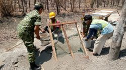 Babinsa Denanyar Turun ke Jalan, Bersama Warga Benahi Akses Dukuh Pule
