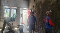 Babinsa Serengan dan Warga Gotong Royong Bangun Pos Kamling untuk Tingkatkan Keamanan Lingkungan