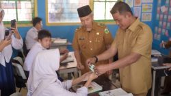 Bupati Solok Bagikan Masker dan Vitamin untuk Pelajar